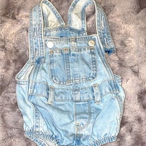 Old navy romper shorts 3-6 months. Perfect condition